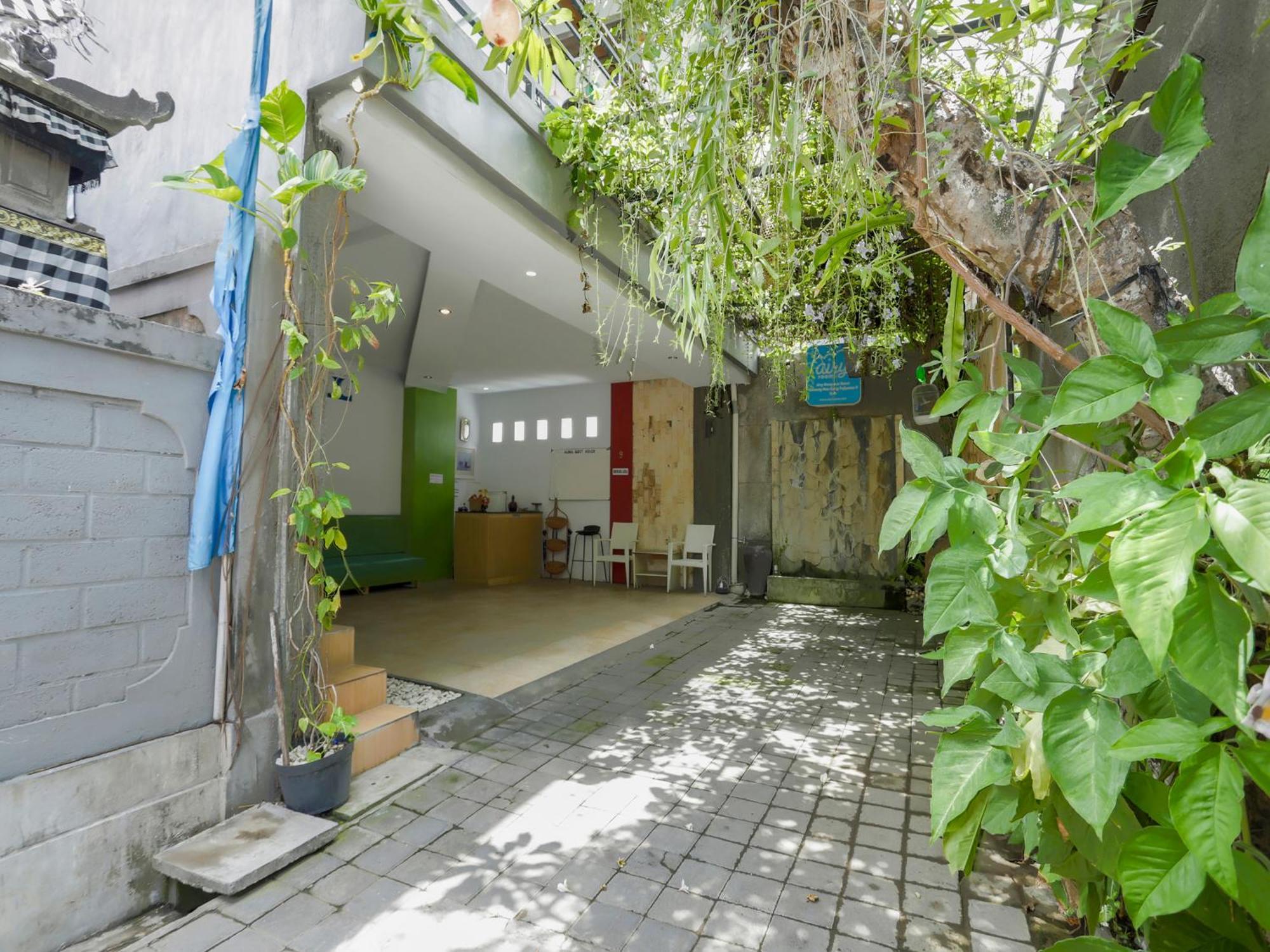 Oyo 3852 Valomia Guest House Dempassar Exterior foto
